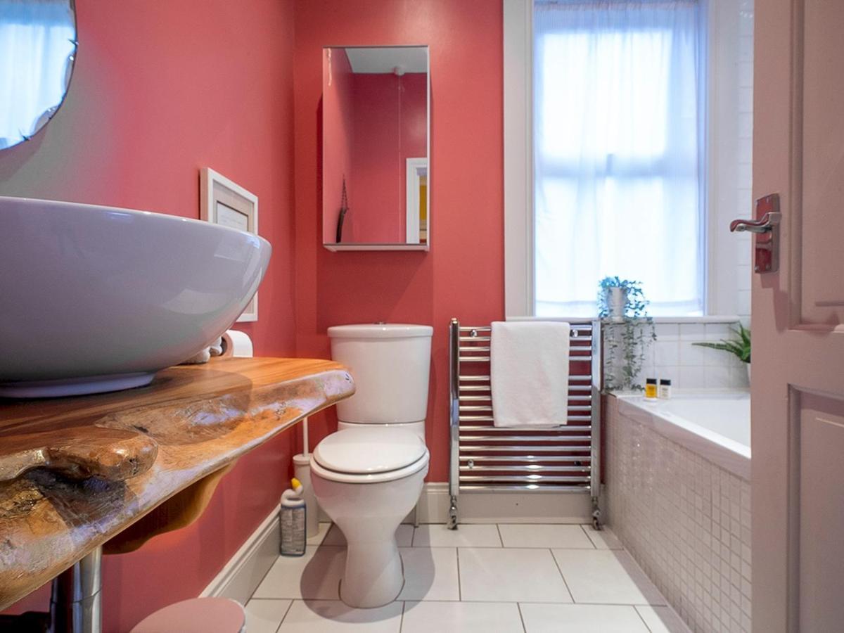 벨파스트 Pass The Keys Colourful, Quirky Artist-Owned 3 Bed Next To Cafes 빌라 외부 사진